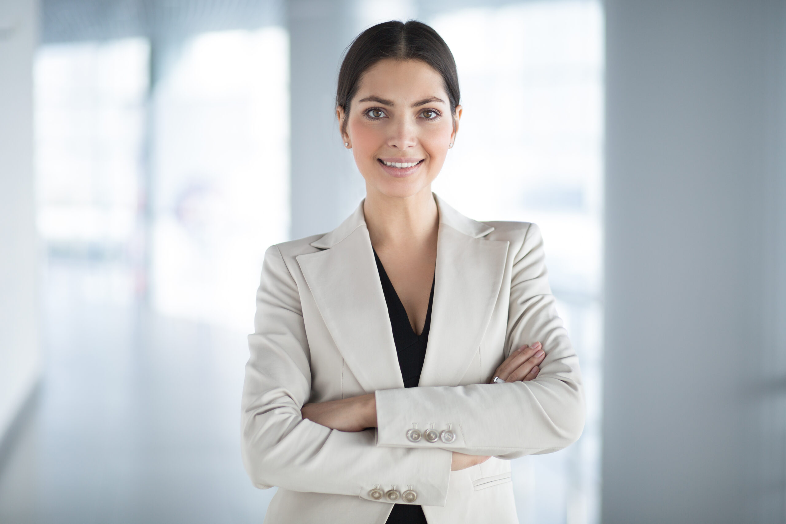 confident pretty business woman with arms crossed scaled eduexpert leszno