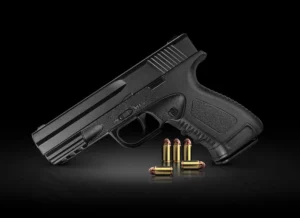 prowadzący strzelanie - pistolet i amunicja