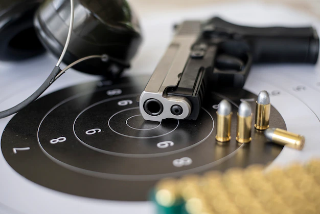 prowadzący strzelanie i tarcza i pistolet