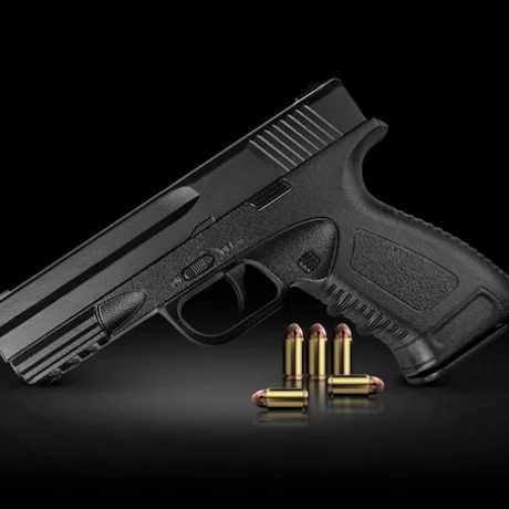 prowadzący strzelanie - pistolet i amunicja