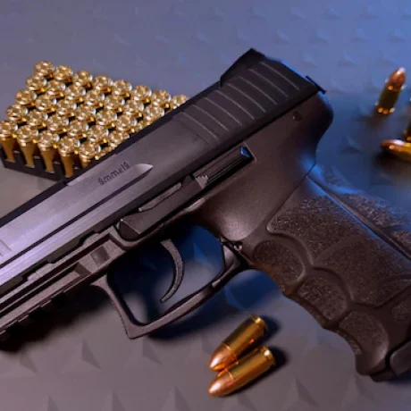 pistolet-i-kule-bron-palna-i-amunicja_740964-99