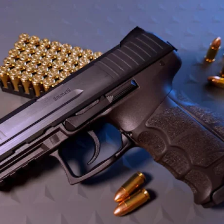 pistolet-i-kule-bron-palna-i-amunicja_740964-99